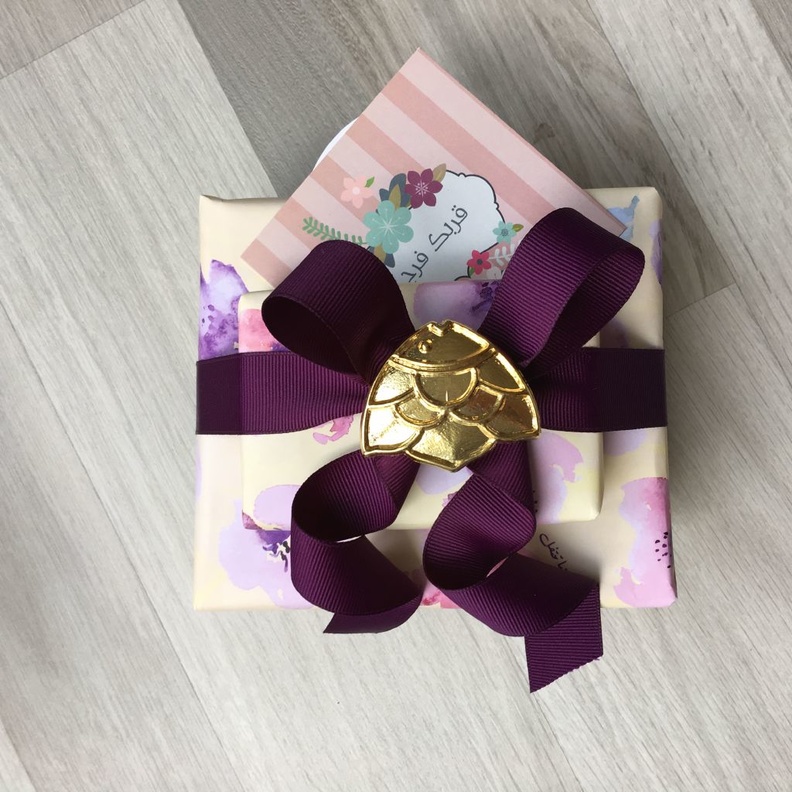 تقدم العنود ورش عمل لتعليم تغليف الهدايا 