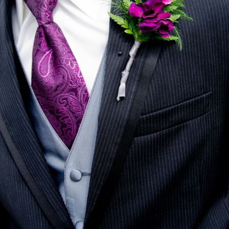 تميز اللون البنفسجي في إطلالة العريس.