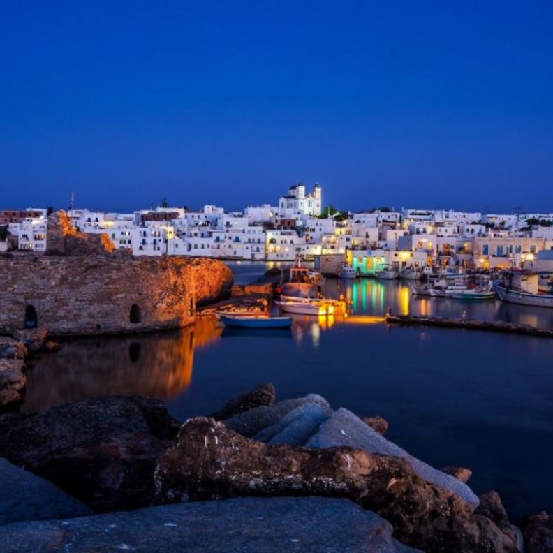 جزيرة باروس اليونانية تعد مكان سياحيا مفضلا للعديد من السائحين