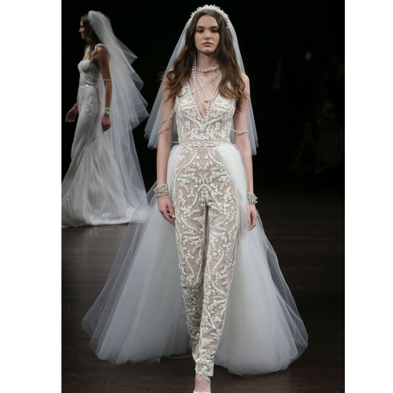 فستان عرس من نعيم خان مع الريش