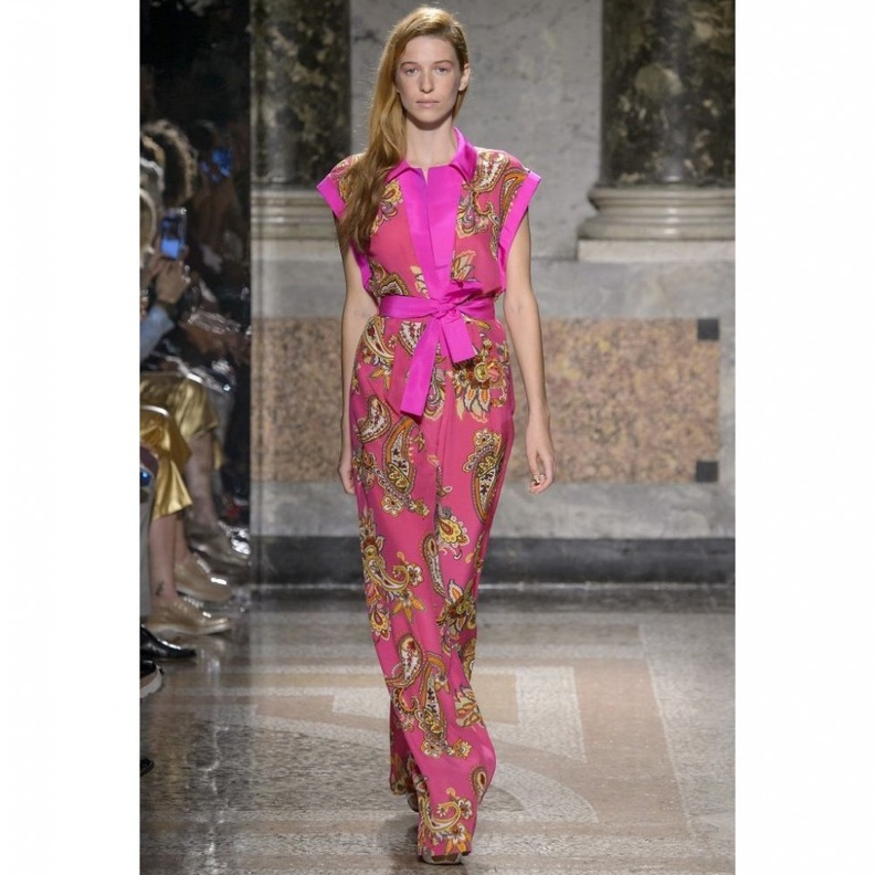 جمبسوت فاخر ومزخرف برسمات الذهبي البراق من دار ايلي صعب Elie Saab