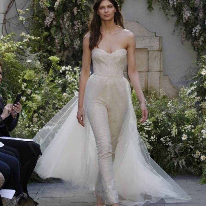 جمبسوت مكشوف الاكتاف من Monique Lhuillier