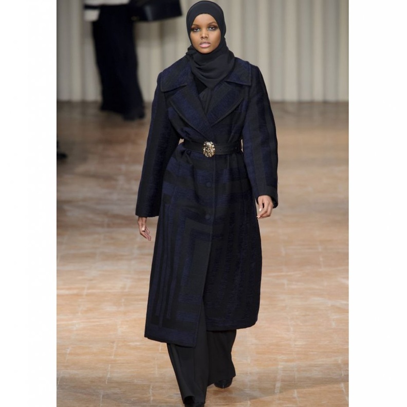 حليمة آيدن Halima Aden في عرض تصاميم ألبيرتا فيريتي Alberta Ferrettiلخريف وشتاء 2017