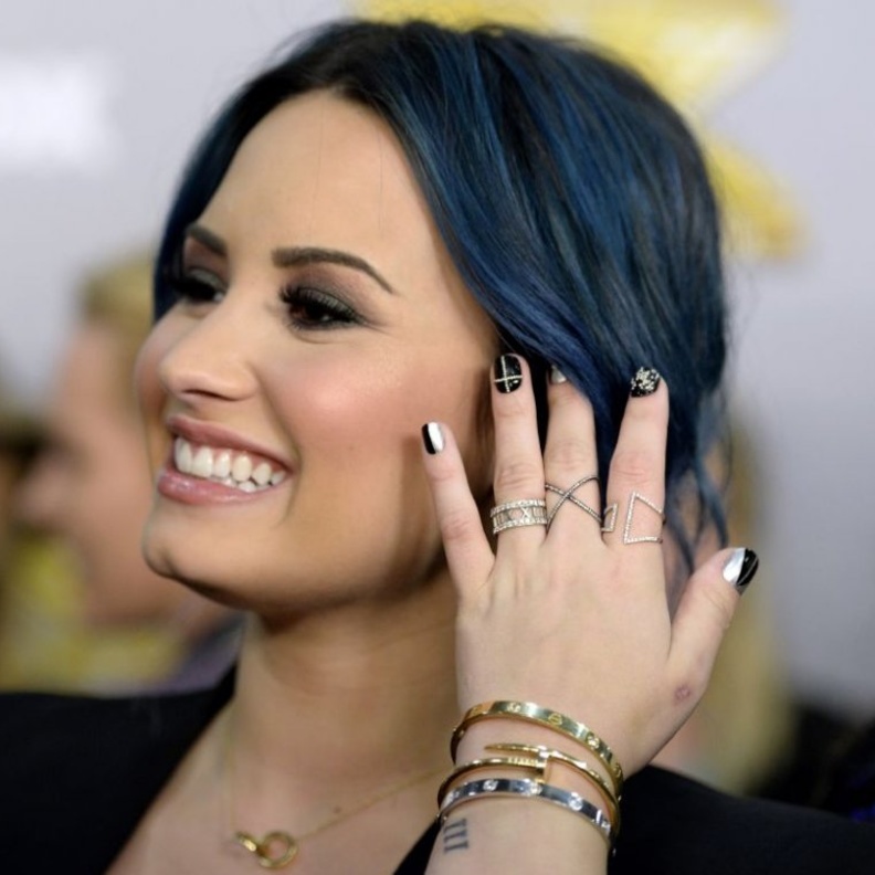 ديمي لوفاتو تعشق صيحة Stacking