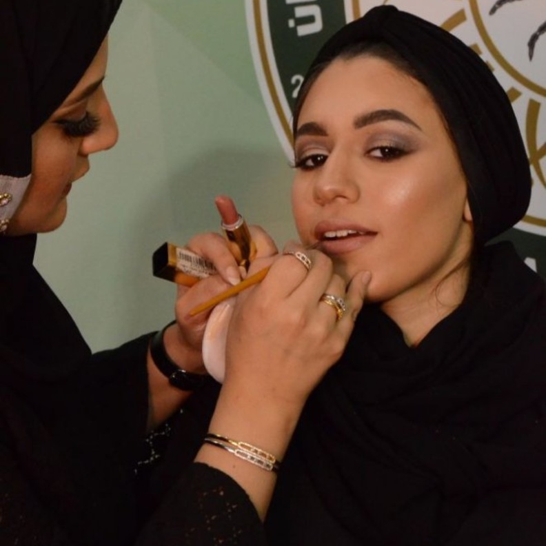 دورات متخصصة في المكياج للمصابات بالسرطان تقيمها رؤى الهاشمي