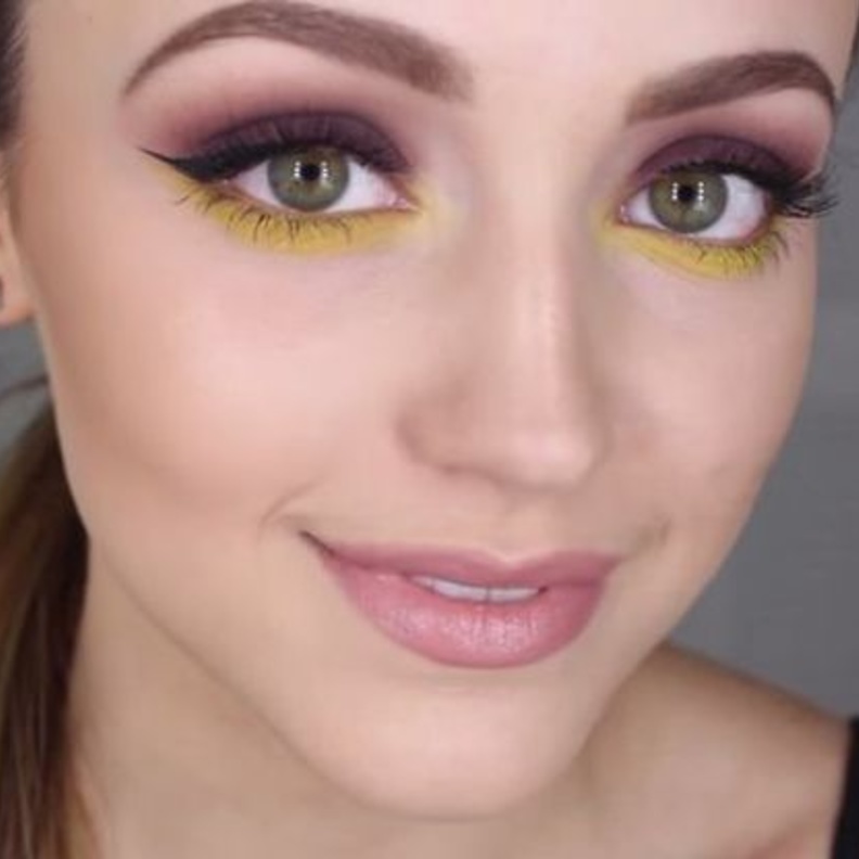 استمتعي بإطلالتك اليومية مع لون فاقع.