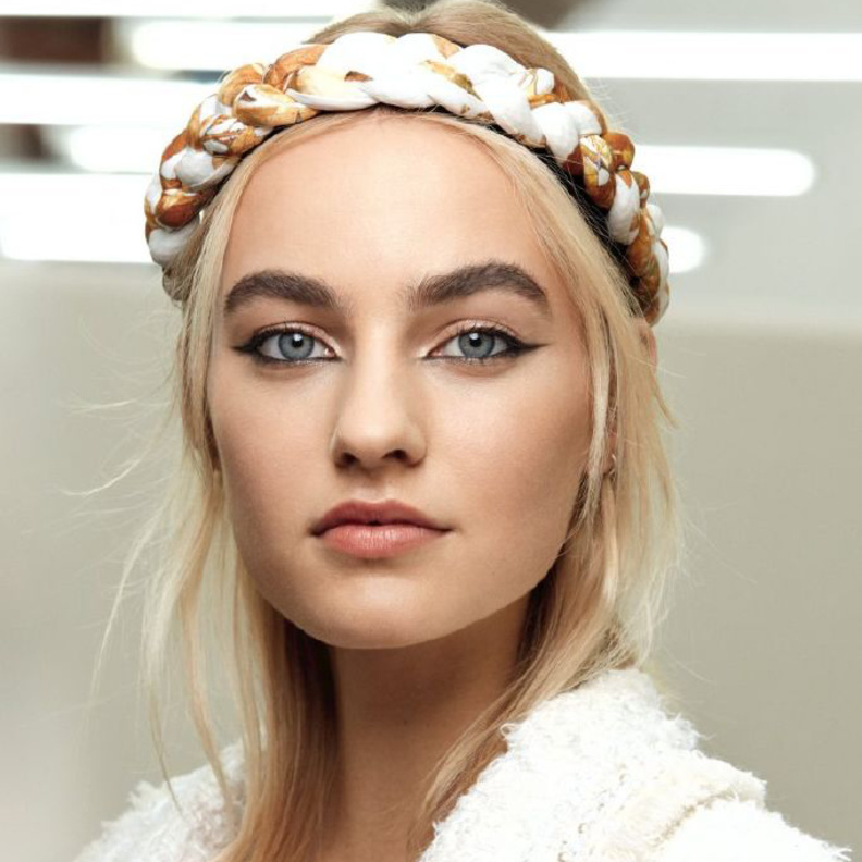 رسمات الآيلاينر الاسود من دار لويس فويتون Louis Vuitton مع الآيلاينر العريض بأسلوب جريء.