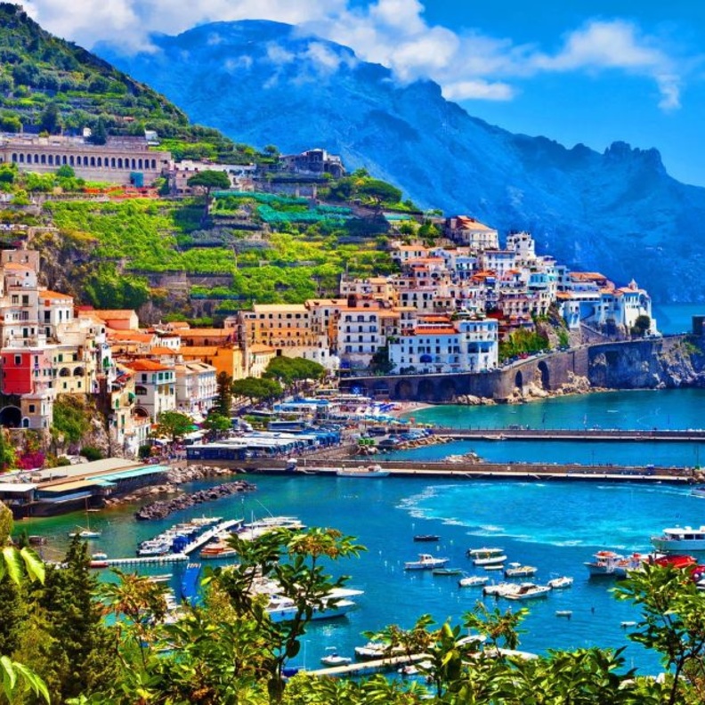 منازل ساحرة على منحدرات الجبال