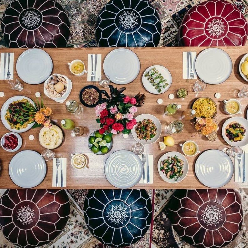 ديكورات مبهجة تحيط بسفرة رمضان.