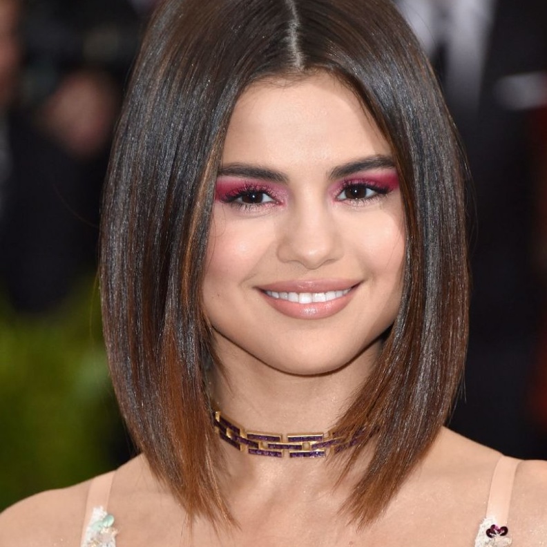 سيلينا غوميز تتألق بصحية الآيلاينر الاسود المجنح