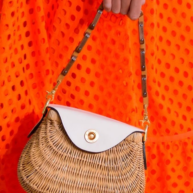 شنط اليد النسائية المصنوعة من القش