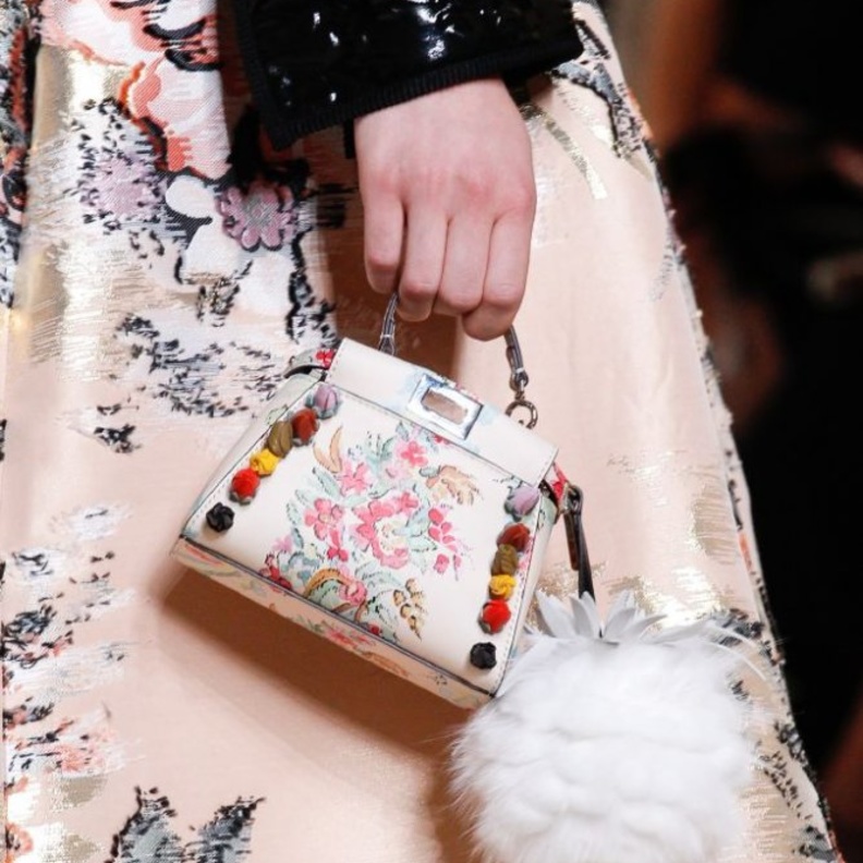 شنطة صيفية وكبيرة مع كرة الفرو النيلي من SOPHIE ANDERSON