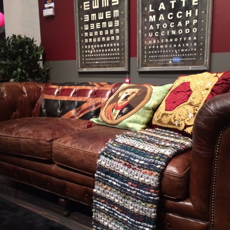 صوفا جلدية جميلة من متجر The One