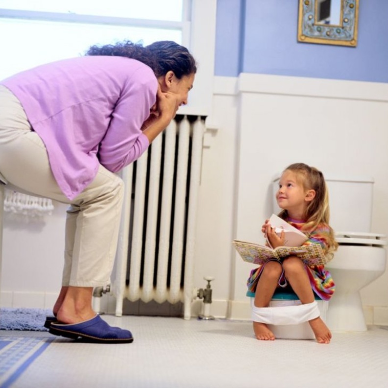 عودي طفلك على المرحاض بالتدريج لتعليم الطفل