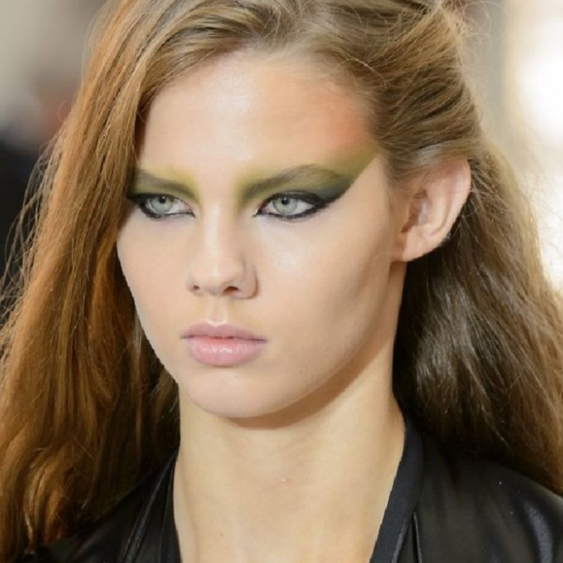 طريقة وضع المكياج مع الآيلاينر الأسود والظلال الخضراء