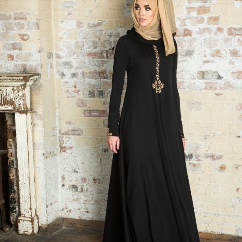 عباية سوداء جذابة مع لمسات عصرية بالأكمام الجرسية من تصميم AISYAH ALMASHOOR