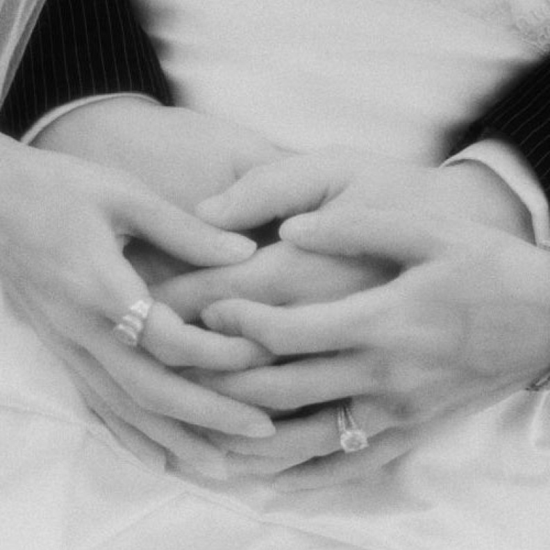 مشوار العمر يبدأ بعناق الأيدي