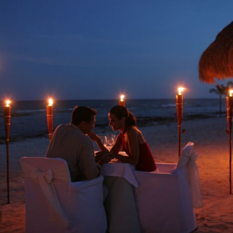 فاجئي خطيبك بدعوته الى عشاء رومانسي