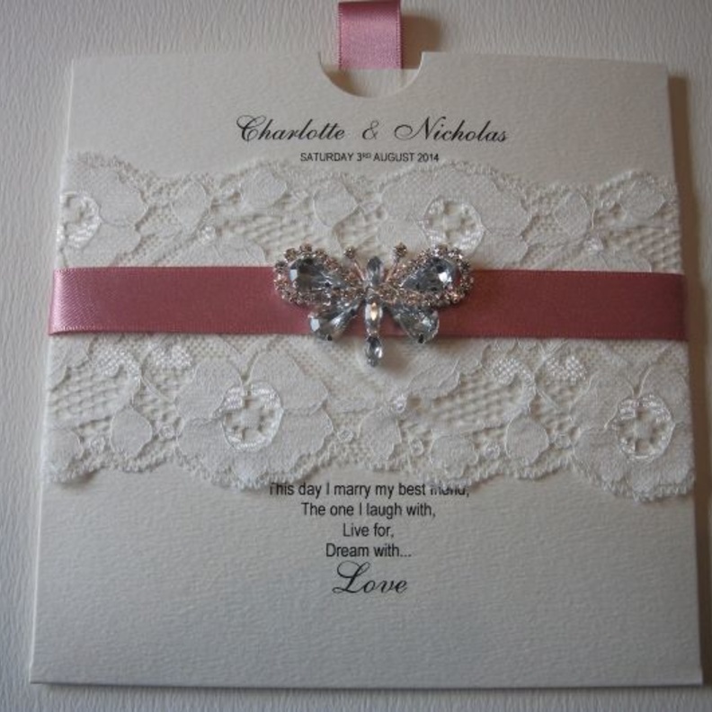 فراشة كريستال تزين بطاقة الزفاف.