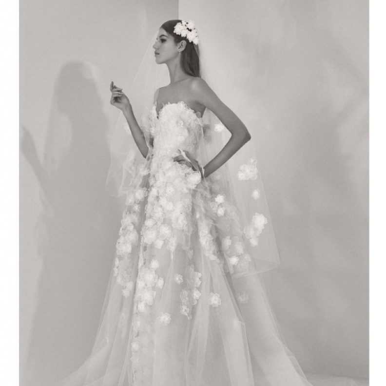 فساتين ديكولتية من مجموعة اوسكار دي لا رينتا Oscar De La Renta لعروس 2017