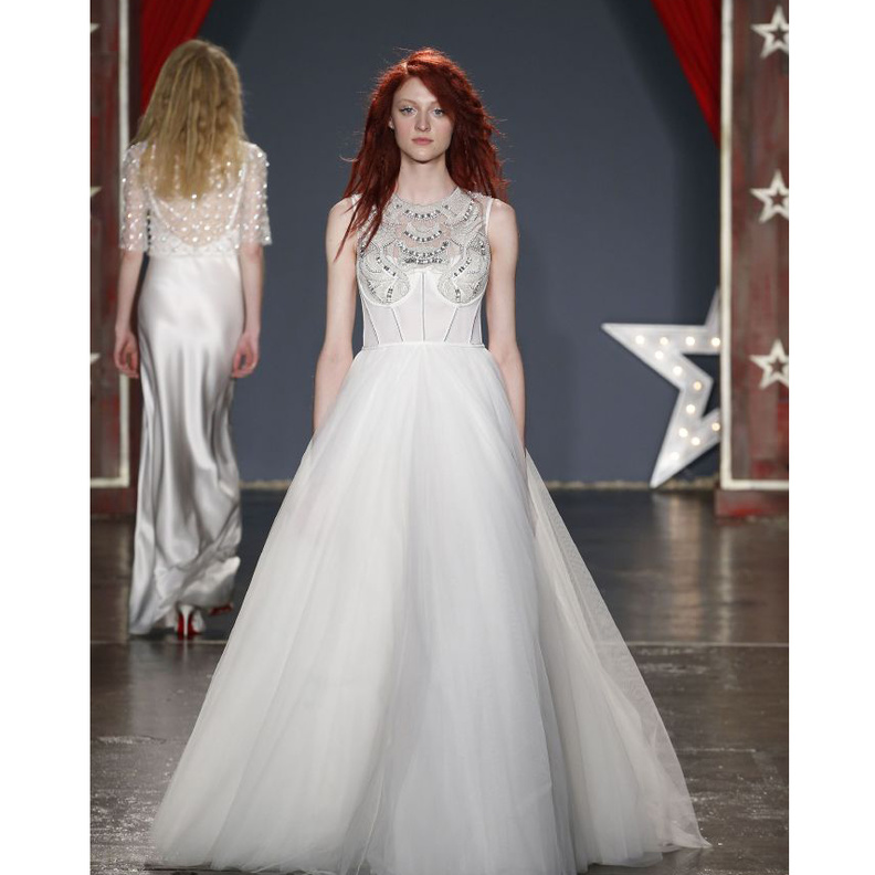 اجمل فساتين الزفاف مع الكورسيه الضيق لإطلالة ساحرة..