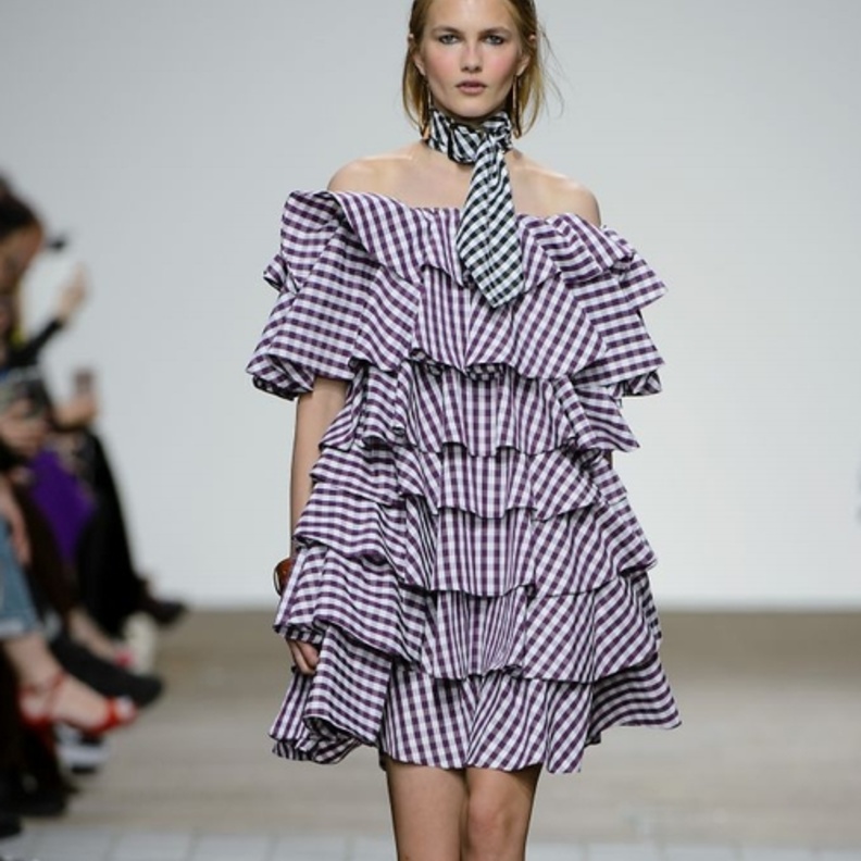 فساتين سهرات جديده مع أقمشة الكارو الشبابي من هاوس أوف هولاند House Of Holland