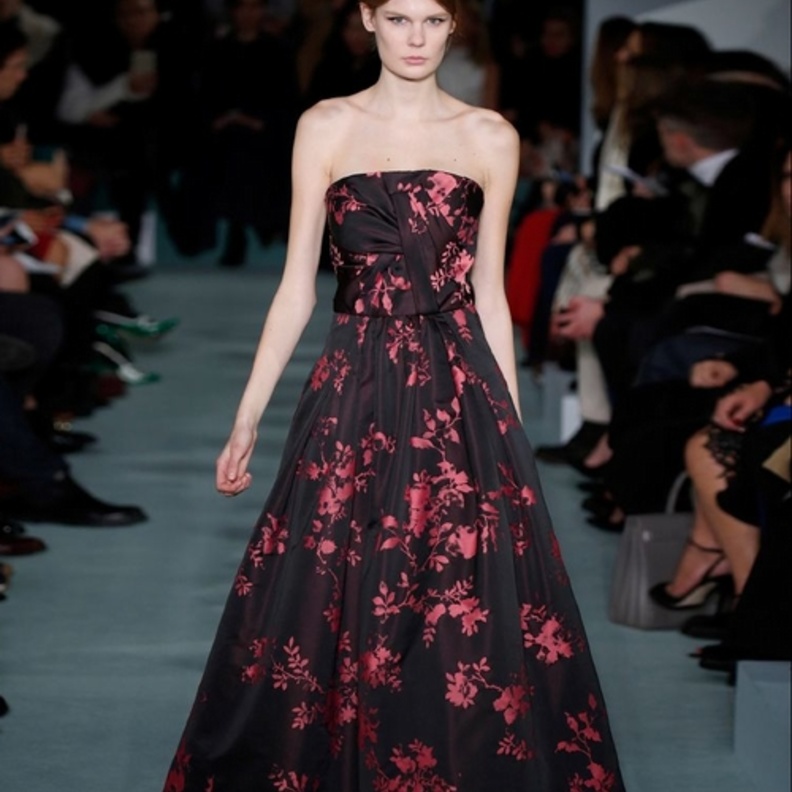 فستان باللون الاحمر الداكن من اوسكار دي لارنتا