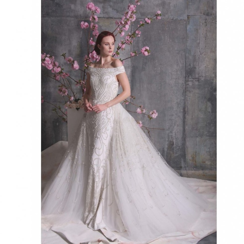 فستان بتنورة من التول