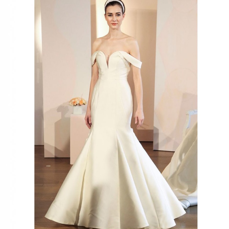 فستان مع طرحة طويلة مطرزة