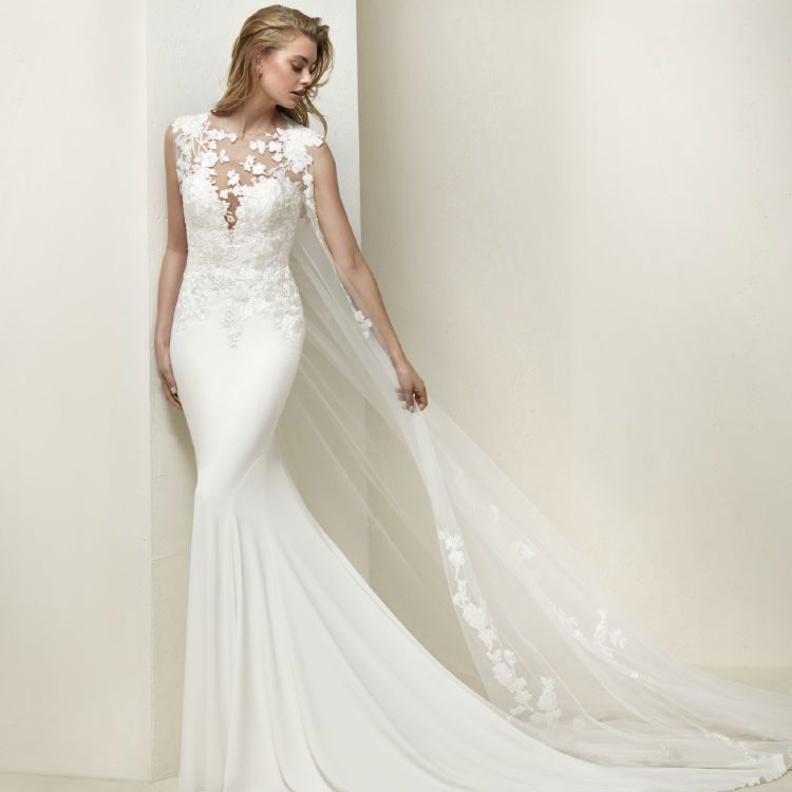 فستان زفاف مفتوح عند الصدر