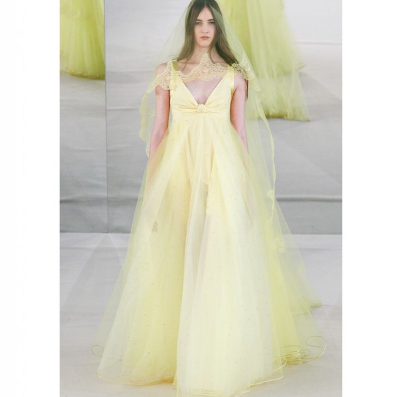 فستان عرس باللون الأحمر من مجموعة جيني باكهام