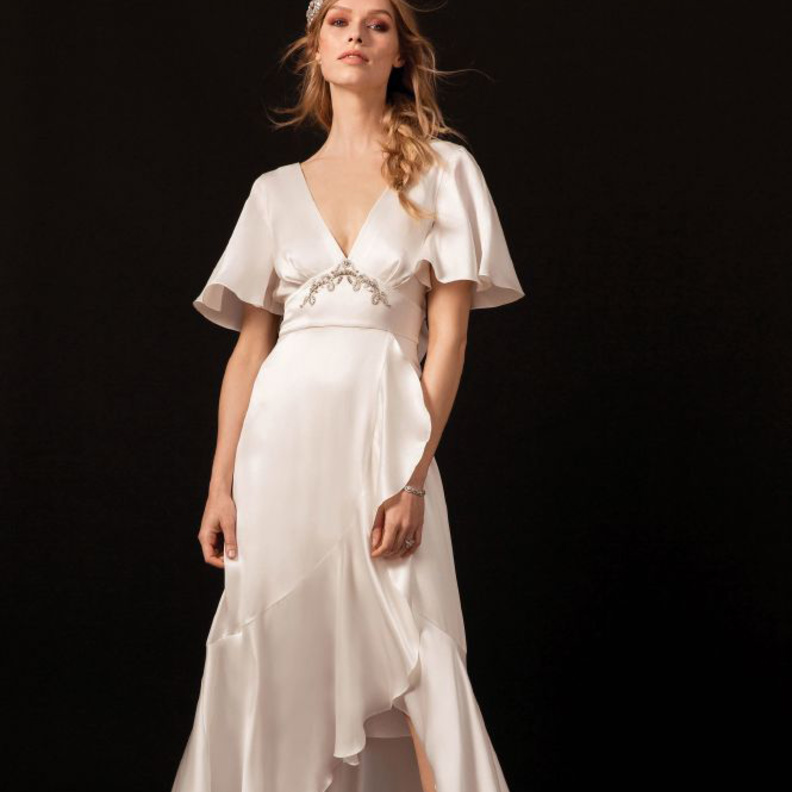 فستان عرس قصير من مجموعة جيني باكهام