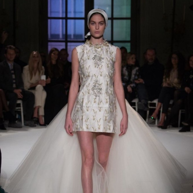 فستان زفاف قصير من Giambattista Valli مع الذيل الطويل