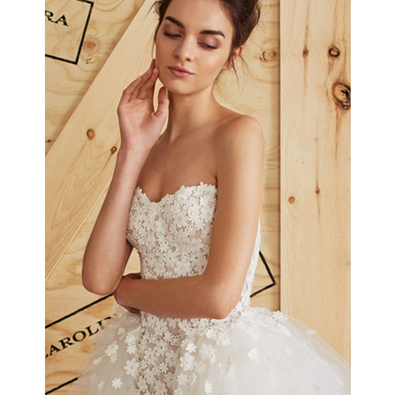فستان عروس كارولينا هيريرا المميزه بالوورد الصغيره