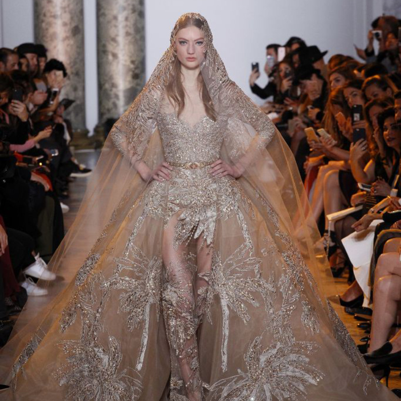 فستان زفاف من ايلي صعب باللون الذهبي