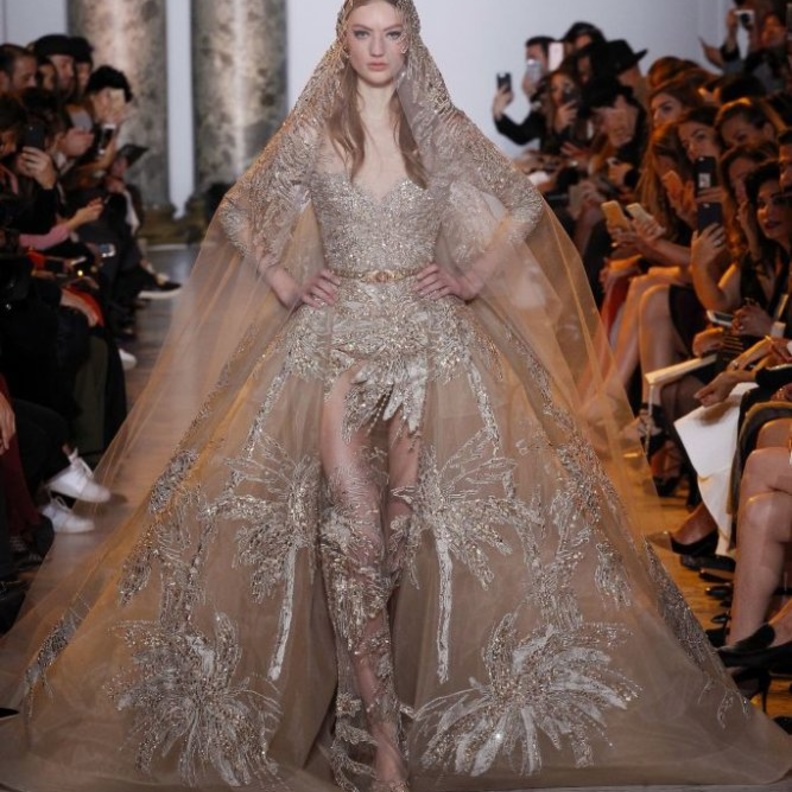 فستان زفاف من ايلي صعب باللون الذهبي