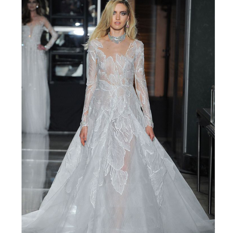 فستان مكشوف الاكتاف من مجموعة ريم عكرا لربيع 2018