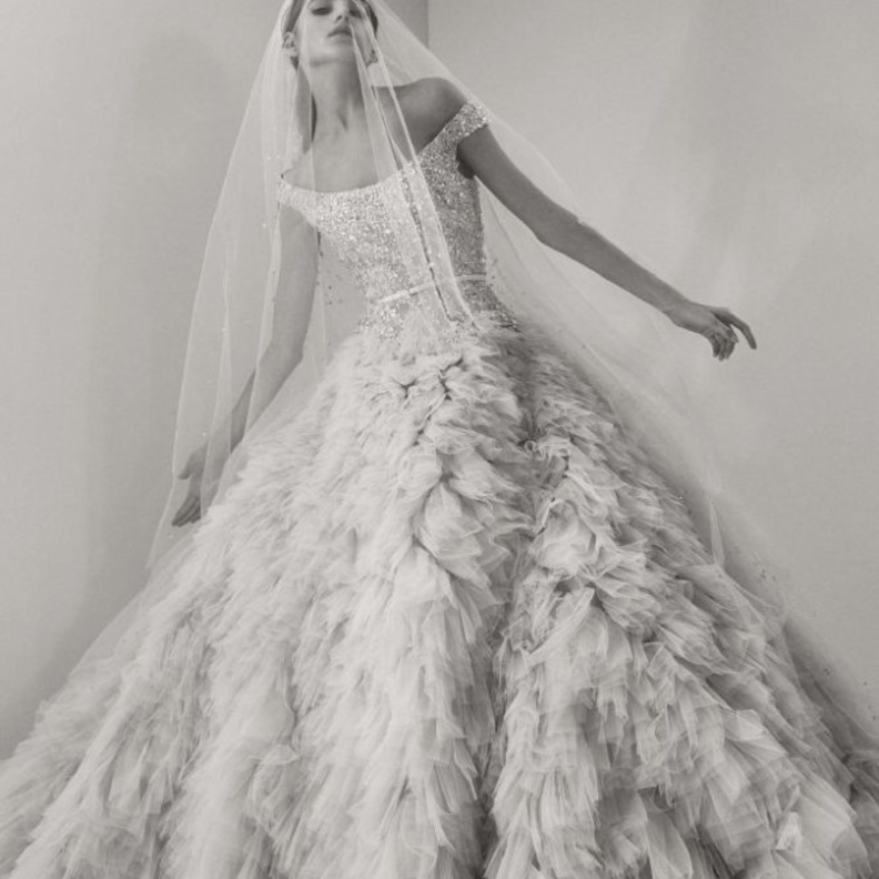 فستان عرس مكشوف الاكتاف وتنورة من الكشاكش المنفوشة من ايلي صعب