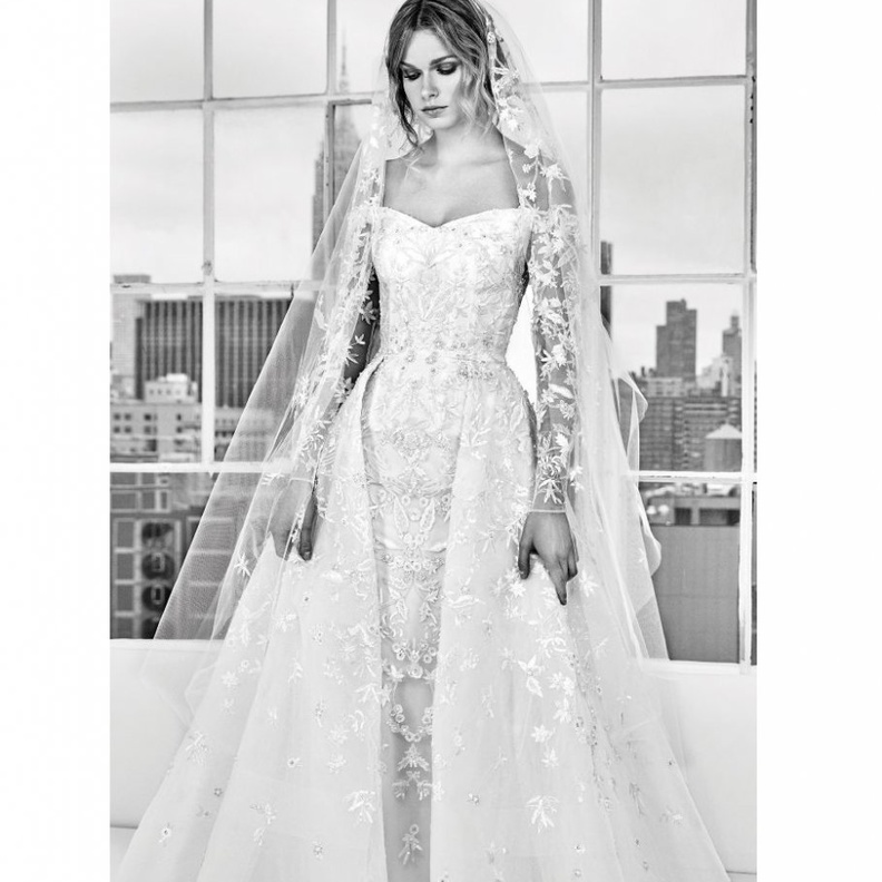 من مجموعة ايلي صعب مع الطرحة الطويلة