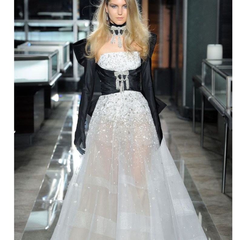 من مجموعة جيني باكهام باللون البيج