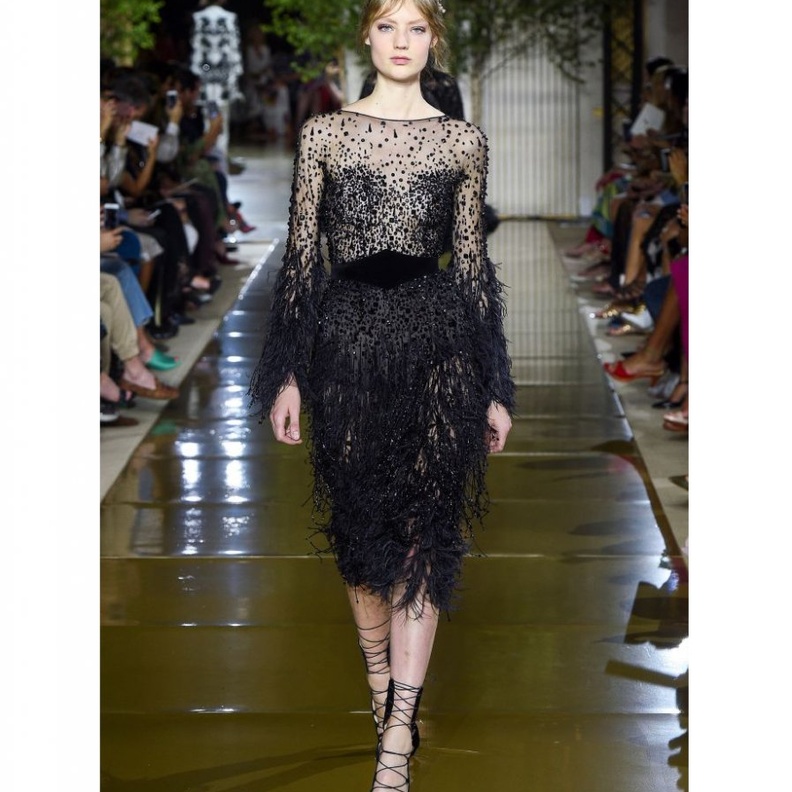 فستان من زهير مراد مزين بالريش 