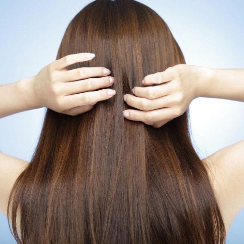 تخلصي من مشاكل الشعر مع خلطة الحناء والحلبة