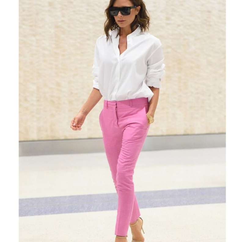 فيكتوريا بيكهام ‏Victoria Beckham‏ ‏ لا تتخلى عن البرمودا الذي لا يتعدى حدود الكاحل