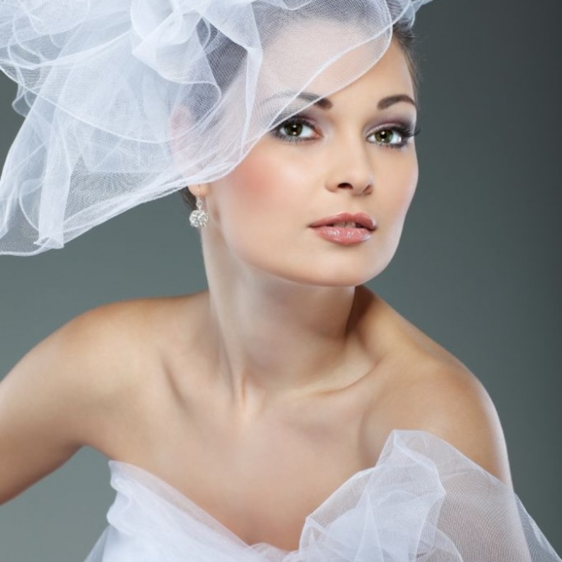 قبعة العروس... أناقة ملفتة 