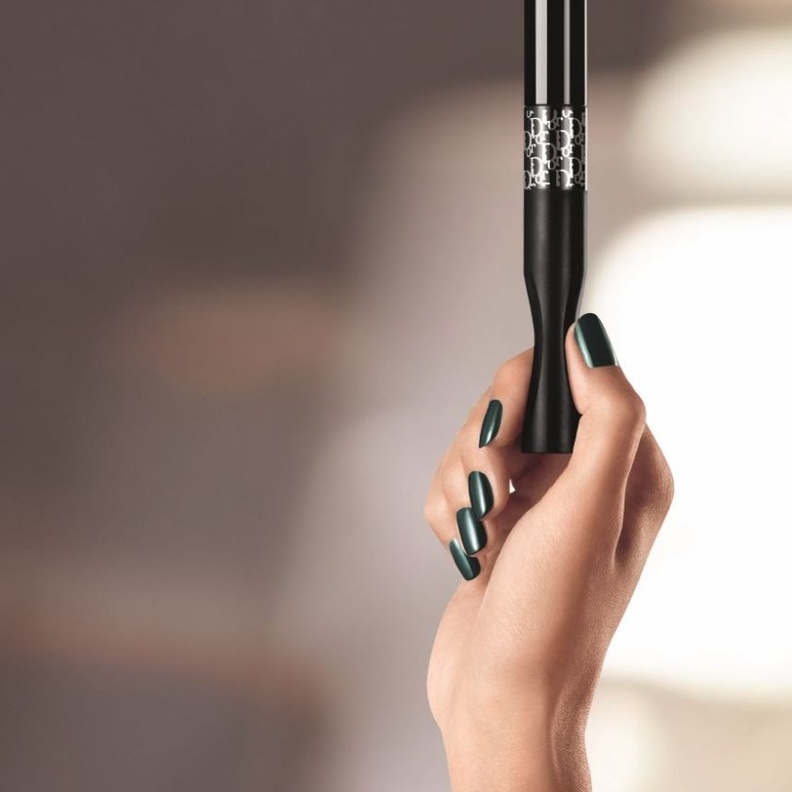 قومي بالضغط على Pump لرموش كثيفة