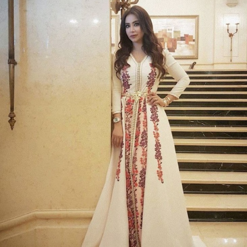 نجوى كرم تتألق بقفطان مغربي مع التطريز.