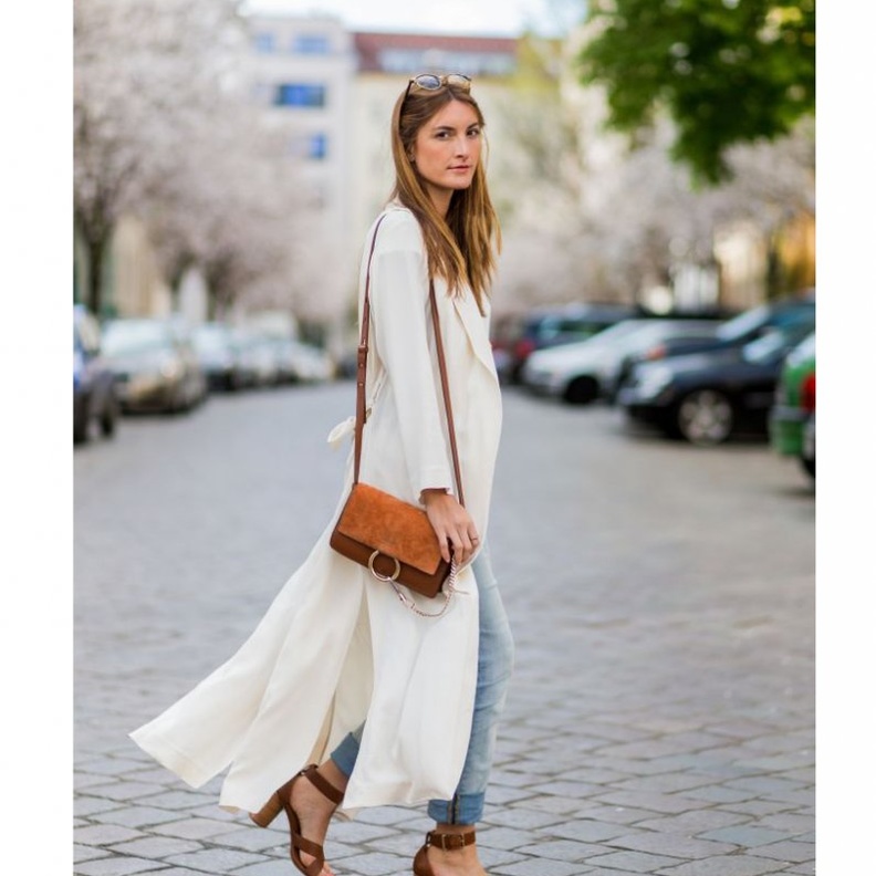 للاطلالات الصباحية المريحة اختاري صندل كعب عالي وعريض