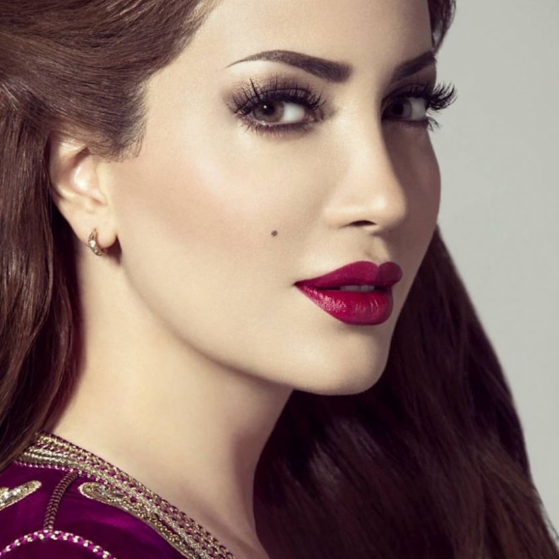 مكياج برونزي وبارز من اختيار ديانا كرزون