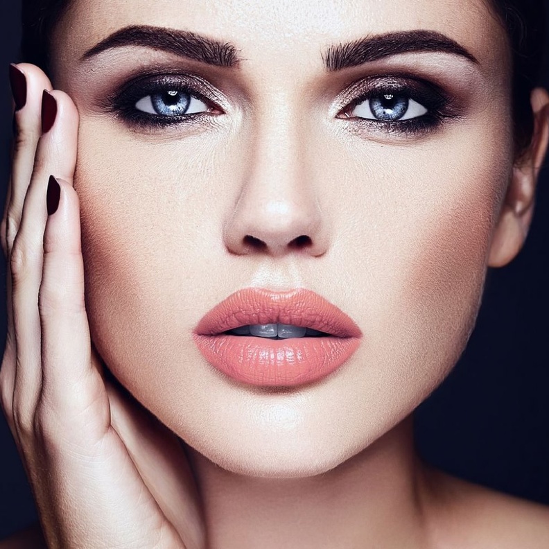 من أبرز ألوان الروج للمكياج السموكي هو النيود