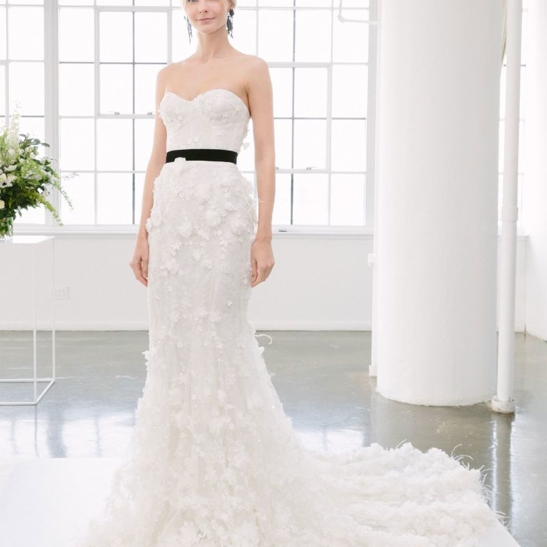 فستان مكشوف الاكتاف من مجموعة ريم عكرا لربيع 2018